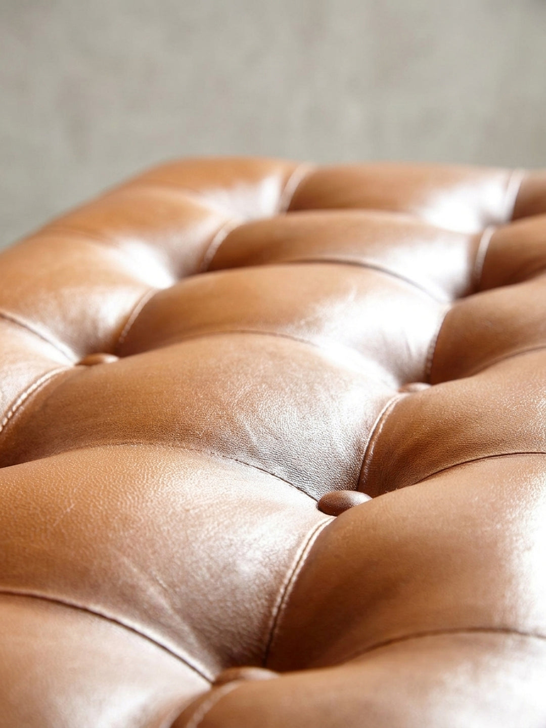 Nahaufnahme der Ziernägel, die das braune Echtleder elegant am Holzrahmen der Sitzbank befestigen. Ein Detail, das den hochwertigen Charakter unterstreicht._