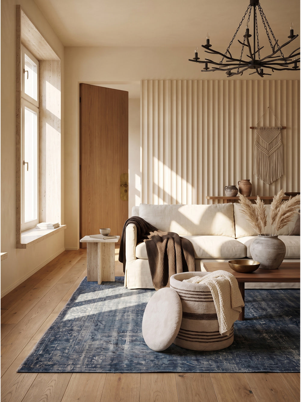 Runder Sitzhocker aus Wolle in Beige mit Stauraum 40x45 cm im luxuriösen Wohnzimmer auf breiten Eichendielen._