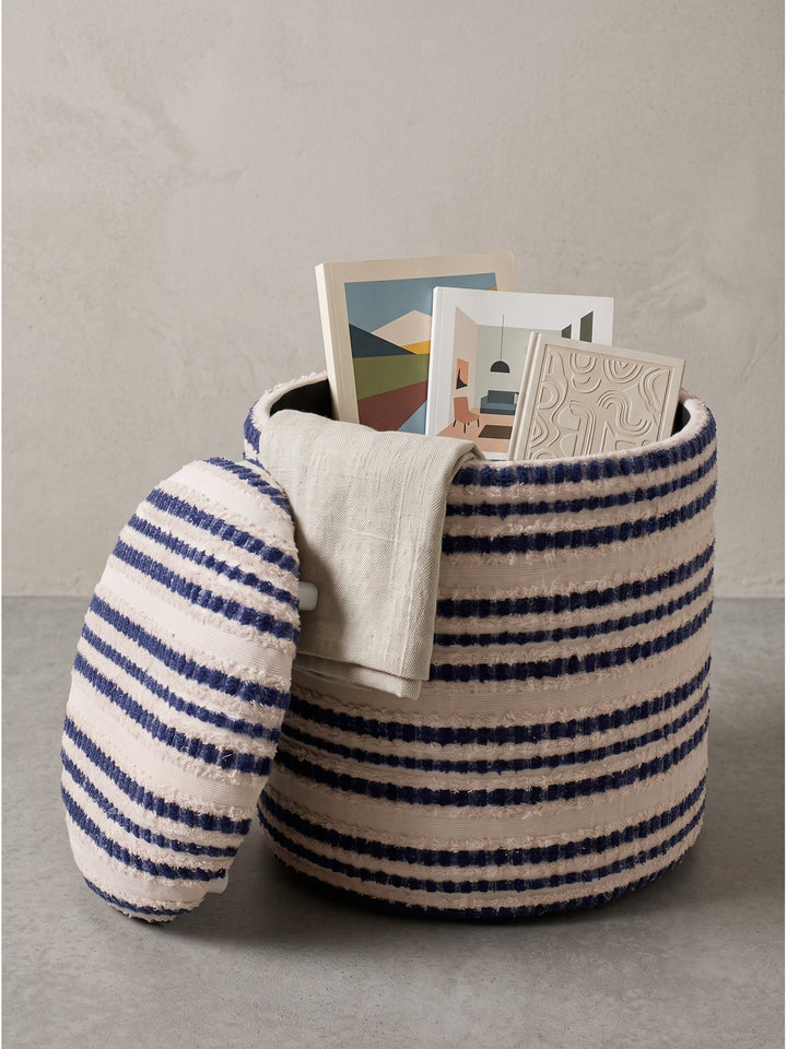 Runder Sitzhocker aus Baumwolle 40x45 cm mit maritimen Streifen in Dunkelblau und Beige isoliert vor neutralem Hintergrund_