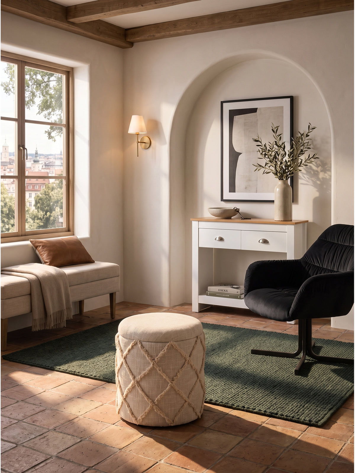 Cremefarbener runder Sitzhocker mit Stauraum und Rautenmuster im Boho Schlafzimmer neben Rattan Sessel_