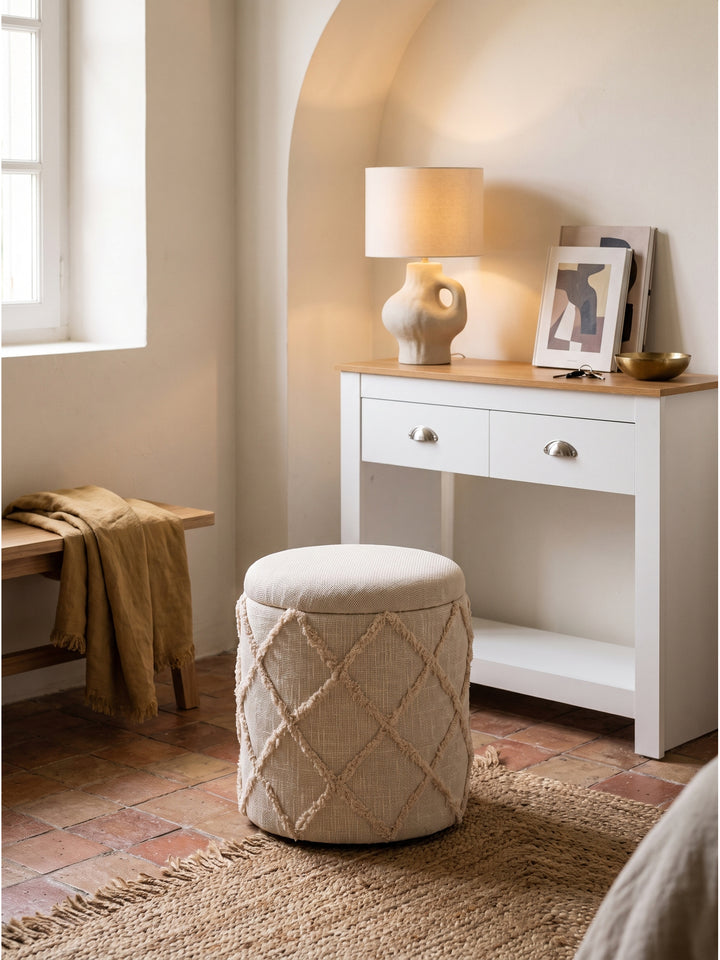 Gemütlicher Polsterhocker mit Stauraum im Boho Stil neben geflochtenem Korb und Leinenkissen_