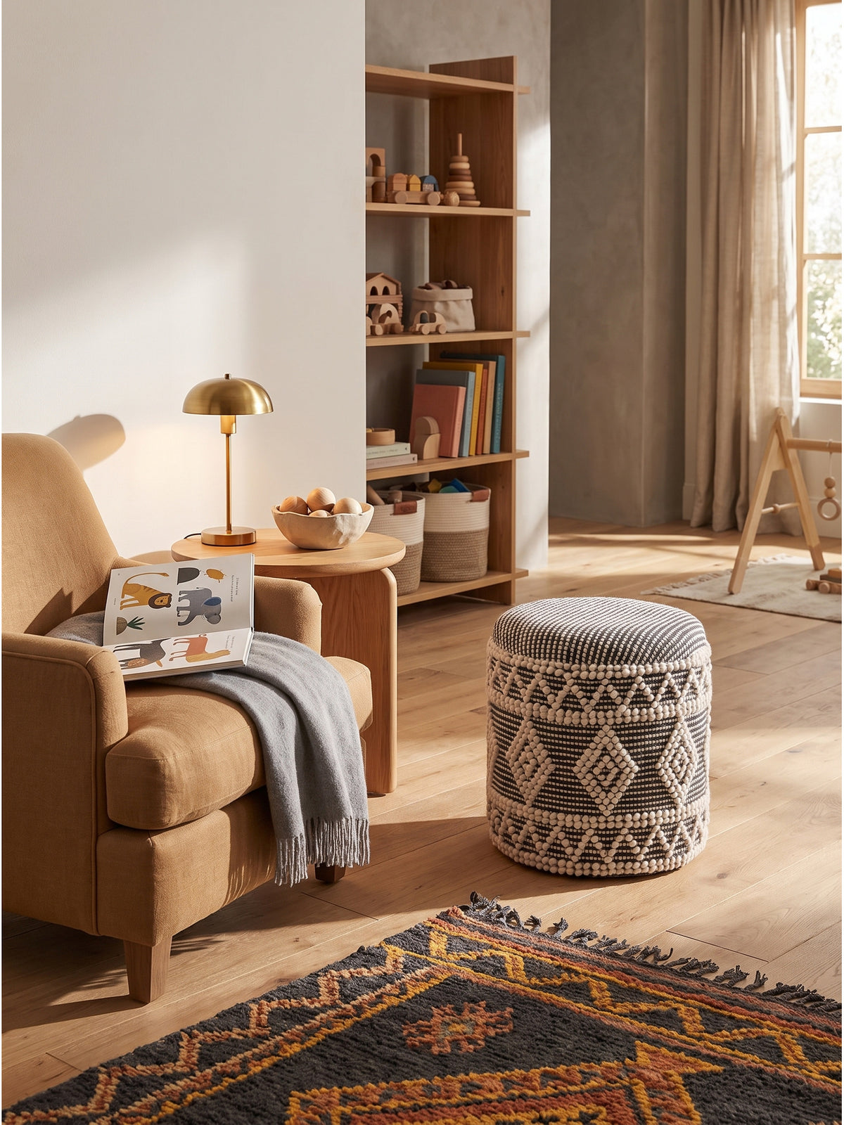 Gemütlicher Polsterhocker mit Stauraum in einer Leseecke dekoriert mit einem schweren Kaschmir-Plaid auf dem angrenzenden Sofa