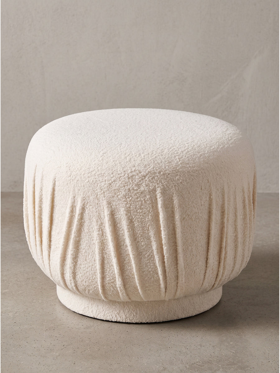 Runder Sitzhocker Stoff Creme 50x40 cm mit dekorativer Faltenoptik und weicher Polsterung als vielseitiges Wohnaccessoire_