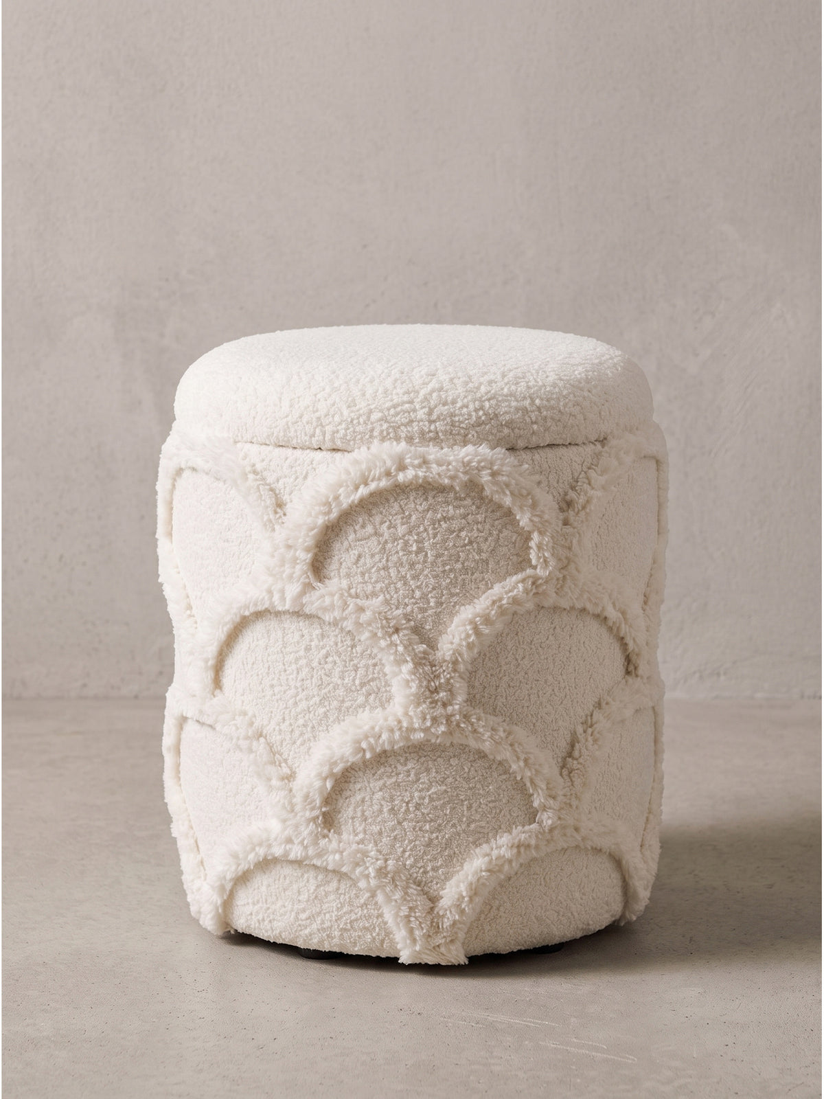 Nahaufnahme der feinen Verarbeitungsdetails am Rand des Deckels vom Teddy Stoffhocker in der Farbe Creme_