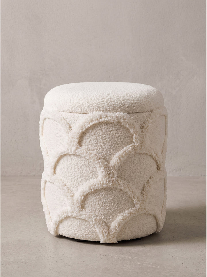 Nahaufnahme der feinen Verarbeitungsdetails am Rand des Deckels vom Teddy Stoffhocker in der Farbe Creme_