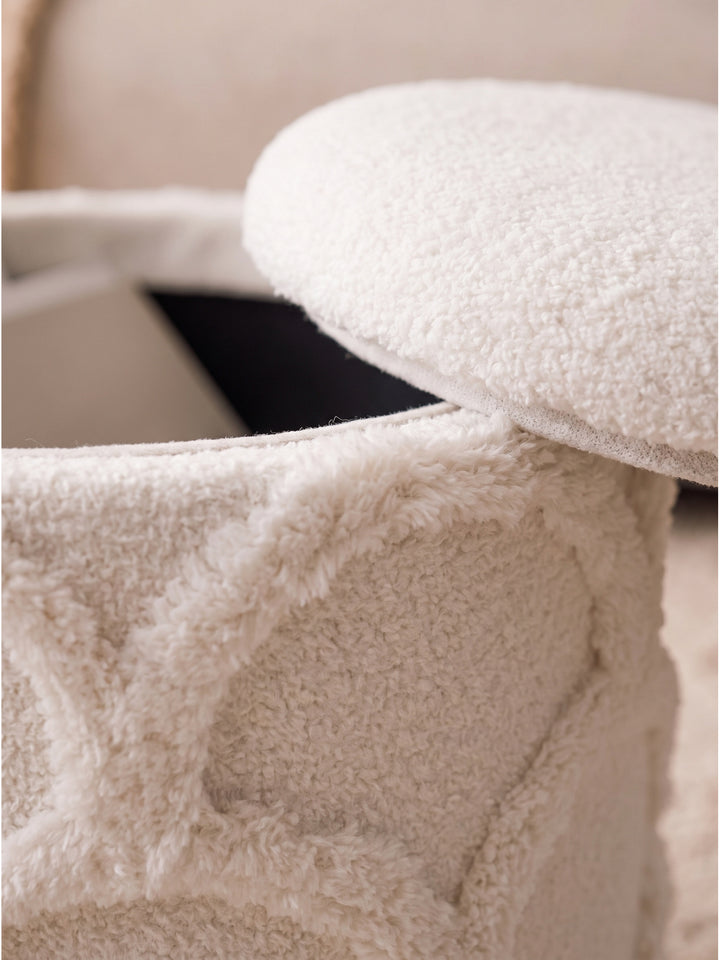 Detailaufnahme des flauschigen Teddy Stoffes am Hocker mit markantem Reliefmuster im sanften Nachmittagslicht_