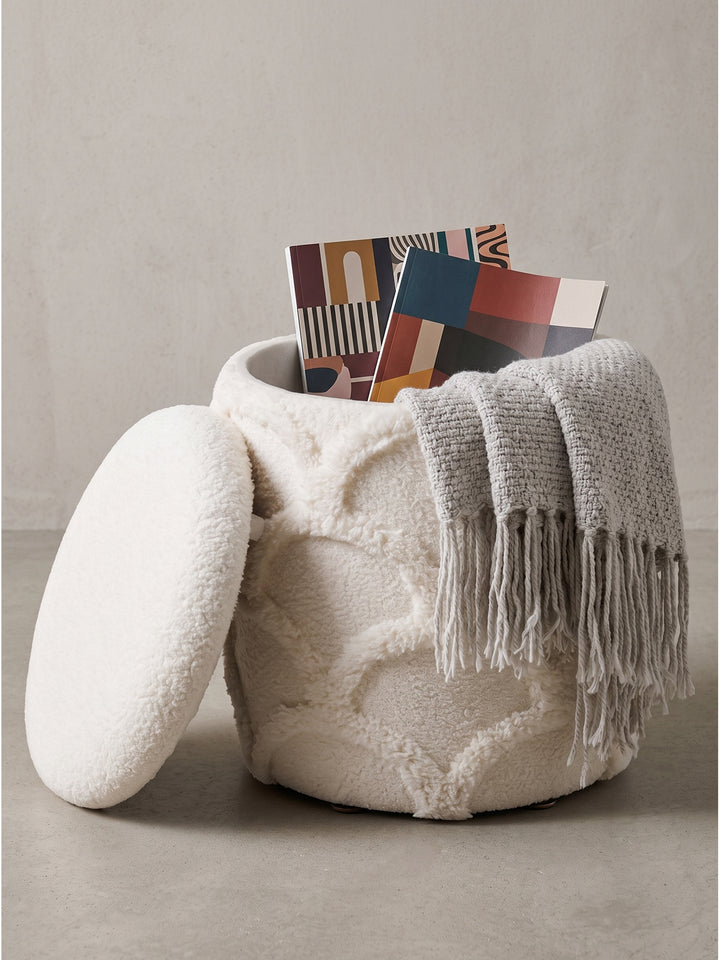Kompakter Hocker 40cm rund aus weichem Teddyfutter creme weiß mit gepolstertem Deckel freigestellt vor weißem Hintergrund_