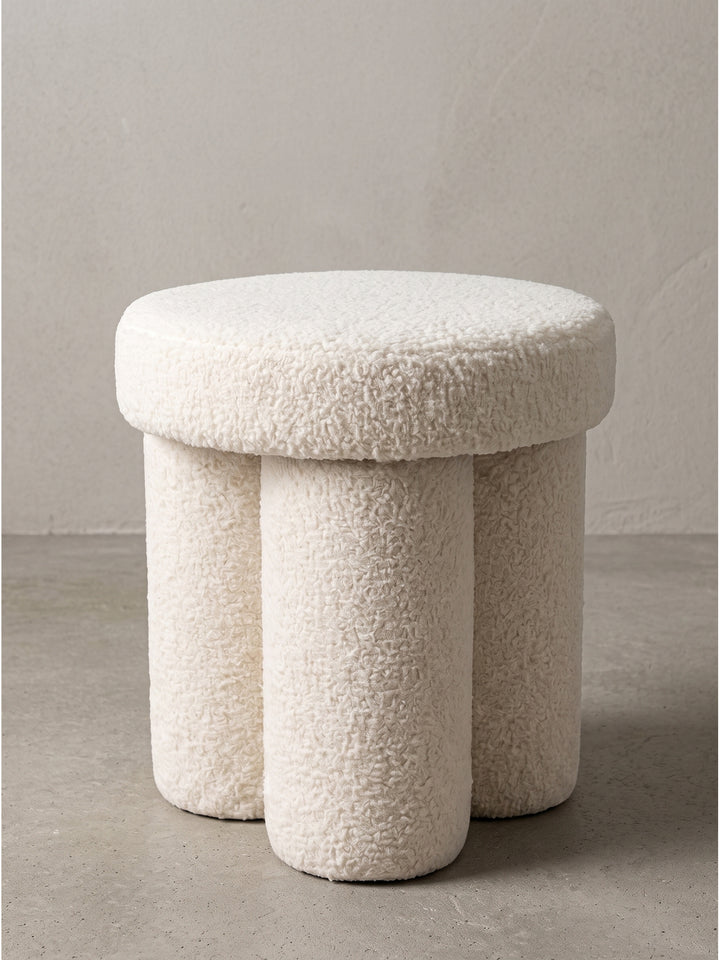 Freigestellter Sitzhocker Teddy Stoff 40x40x45 cm Creme Rund mit drei markanten Säulenbeinen zentriert auf weißem Hintergrund_