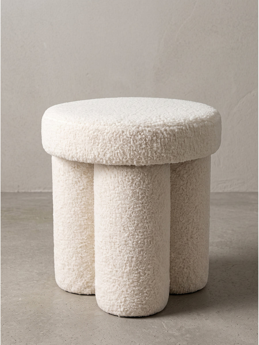 Freigestellter Sitzhocker Teddy Stoff 40x40x45 cm Creme Rund mit drei markanten Säulenbeinen zentriert auf weißem Hintergrund_