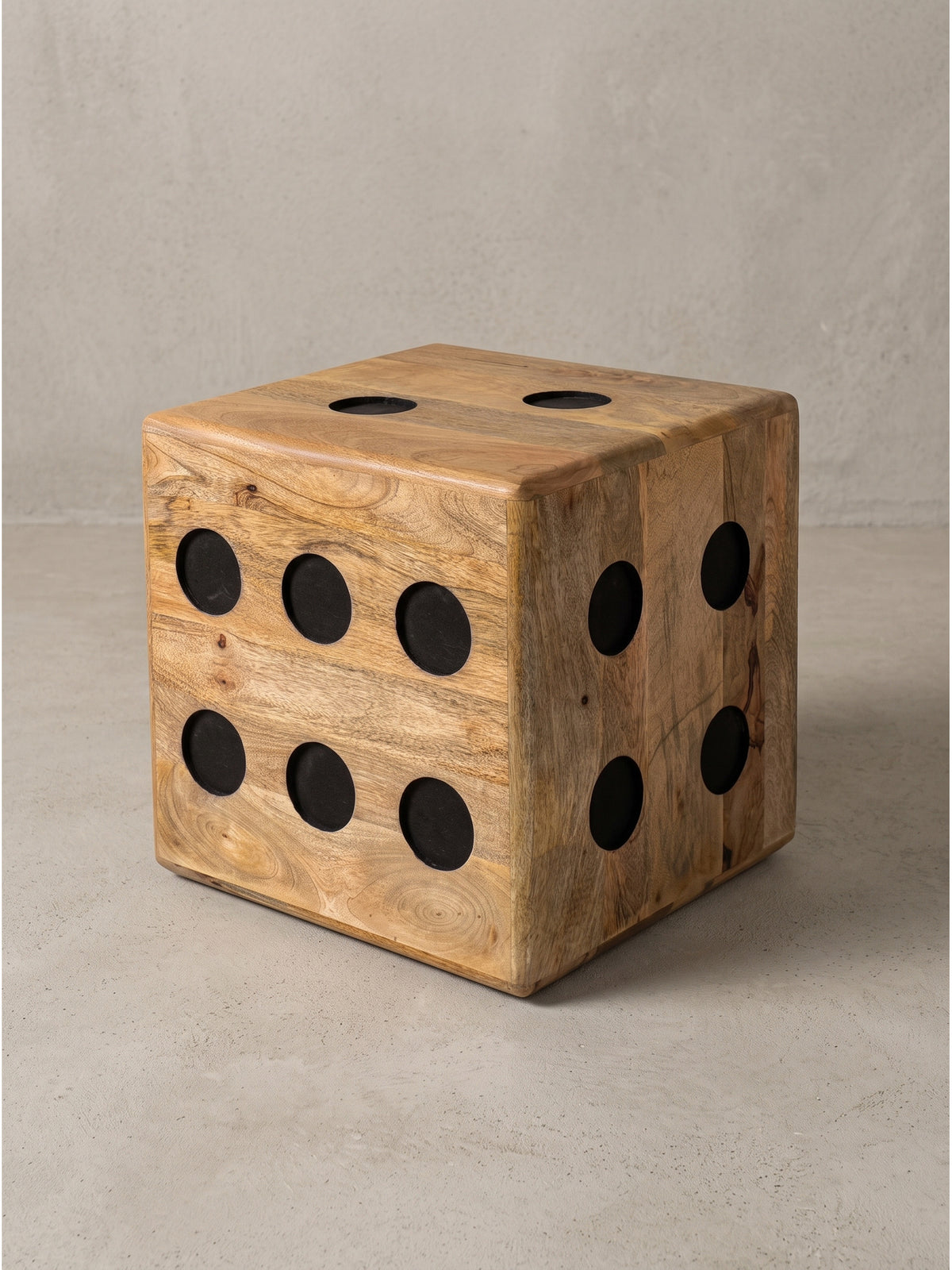 Nahaufnahme der abgerundeten Kanten und der vertieften schwarzen Holz-Punkte des 41x41x41 cm großen Würfelhockers._