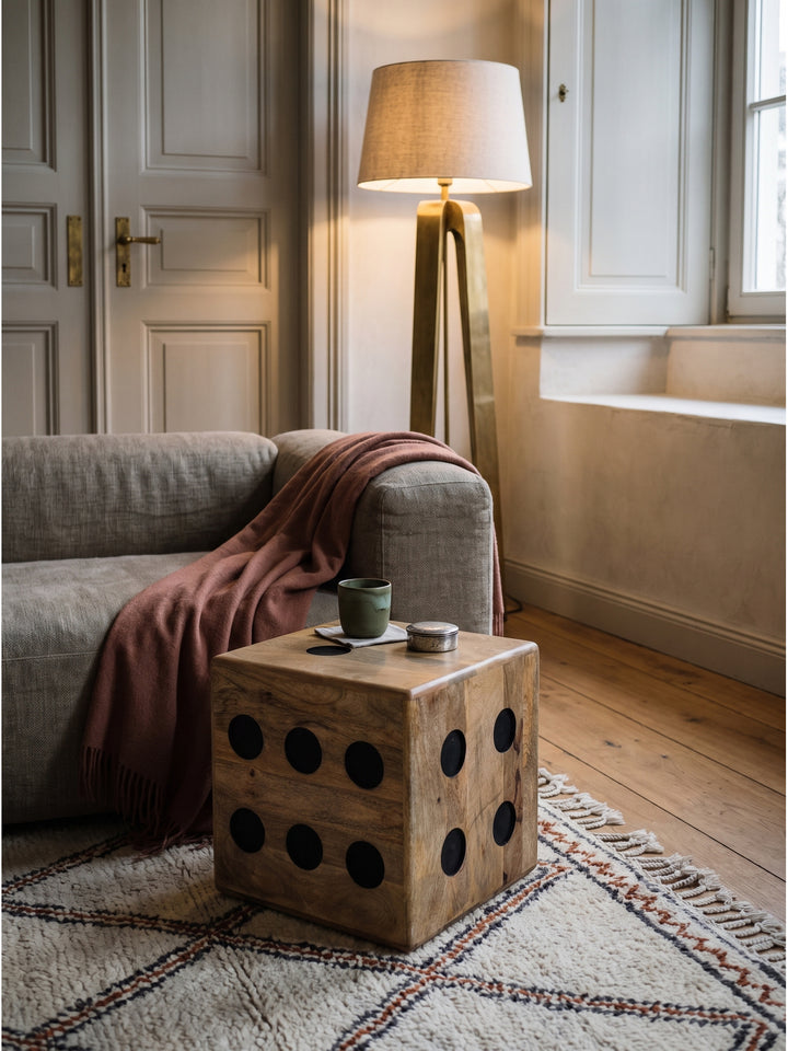 Massivholz Beistelltisch in Würfelform 41x41x41 cm dekoriert mit einer Keramiktasse auf einem Leinen-Untersetzer neben einem strukturierten Sofa._