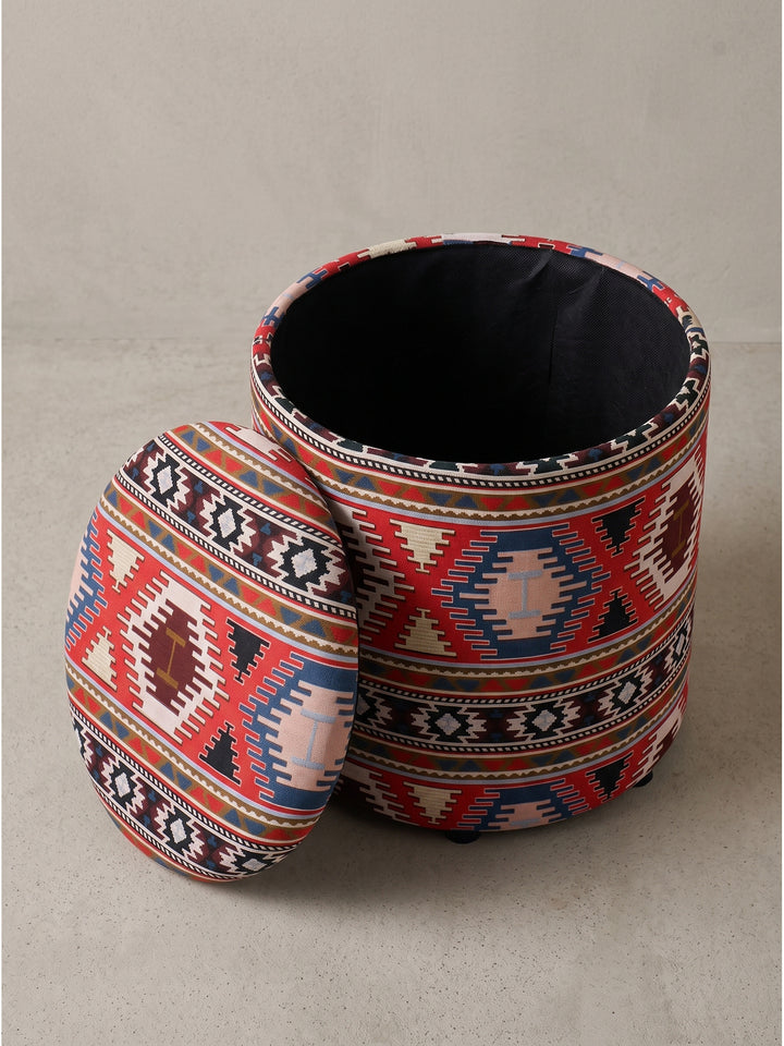 Schrägansicht des kompakten Fußhockers im Boho-Stil mit gepolsterter Sitzfläche und verdecktem Innenfach_