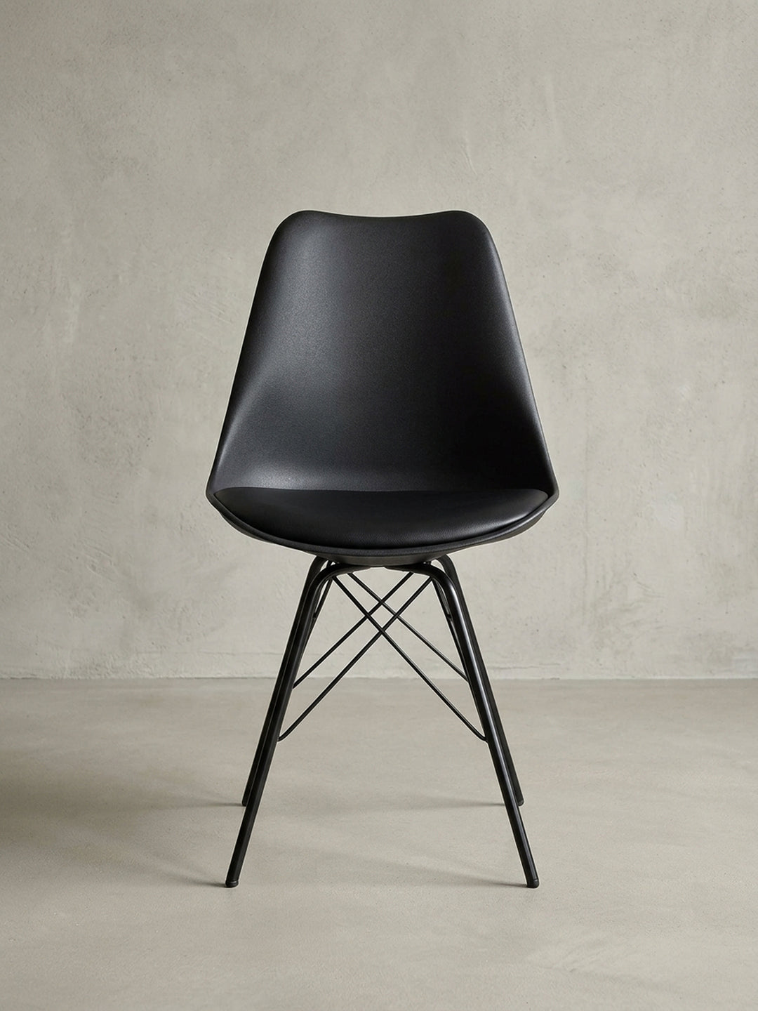 Zwei schwarze Esszimmerstühle als 2er-Set aus einer dynamischen Perspektive, die sich ideal für die moderne Küchen- oder Esszimmereinrichtung eignen._