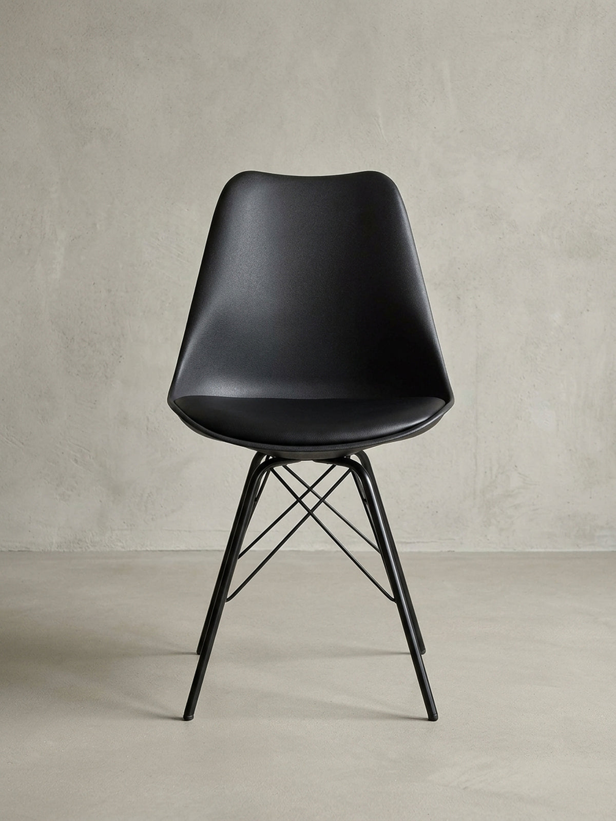 Zwei schwarze Esszimmerstühle als 2er-Set aus einer dynamischen Perspektive, die sich ideal für die moderne Küchen- oder Esszimmereinrichtung eignen.
