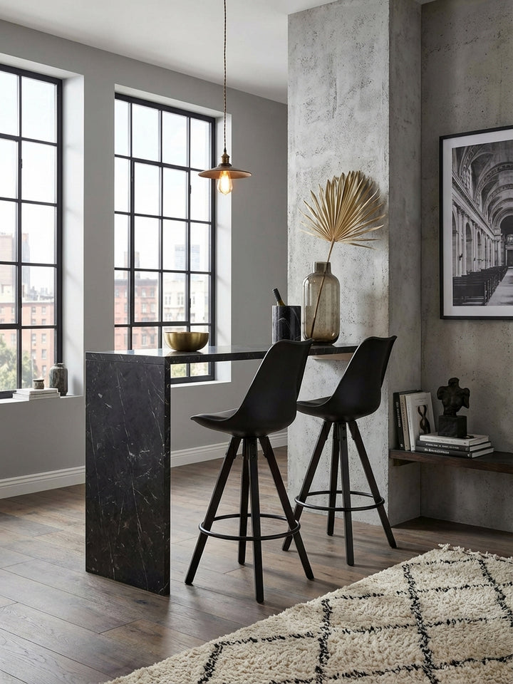 Zwei skandinavische Barhocker in Schwarz mit Kunstleder an einer modernen Kücheninsel aus hellem Holz, die eine elegante und einladende Atmosphäre schaffen._