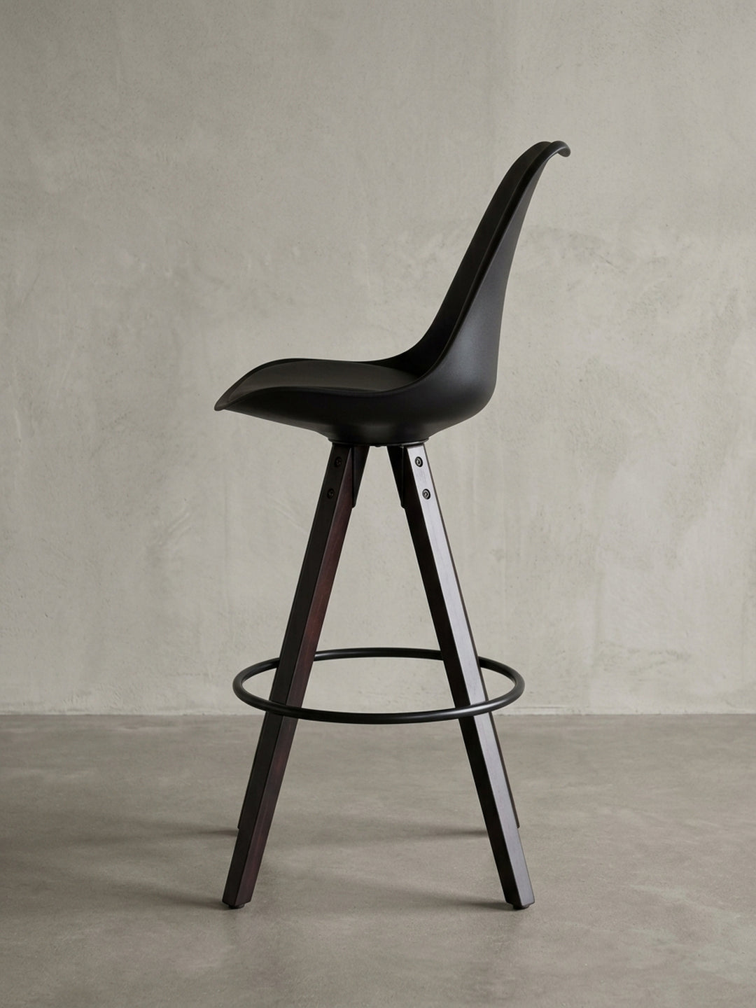 Zwei moderne Barstühle als 2er Set in Schwarz, die harmonisch nebeneinander stehen und das elegante skandinavische Design für die Hausbar betonen._