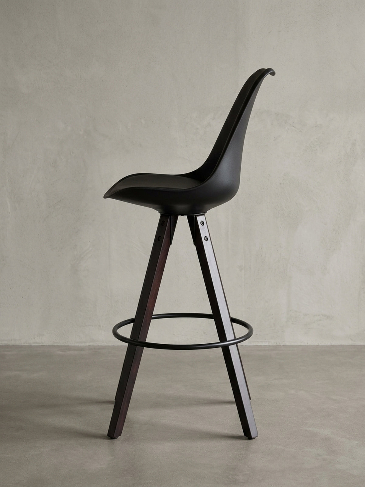 Zwei moderne Barstühle als 2er Set in Schwarz, die harmonisch nebeneinander stehen und das elegante skandinavische Design für die Hausbar betonen._
