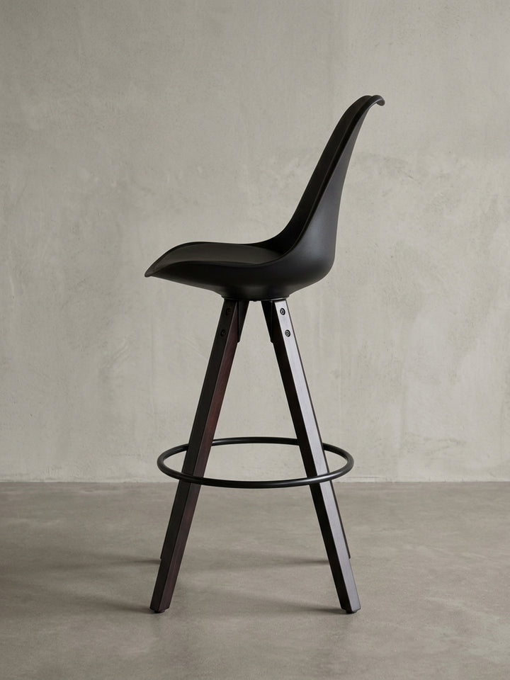 Zwei moderne Barstühle als 2er Set in Schwarz, die harmonisch nebeneinander stehen und das elegante skandinavische Design für die Hausbar betonen._