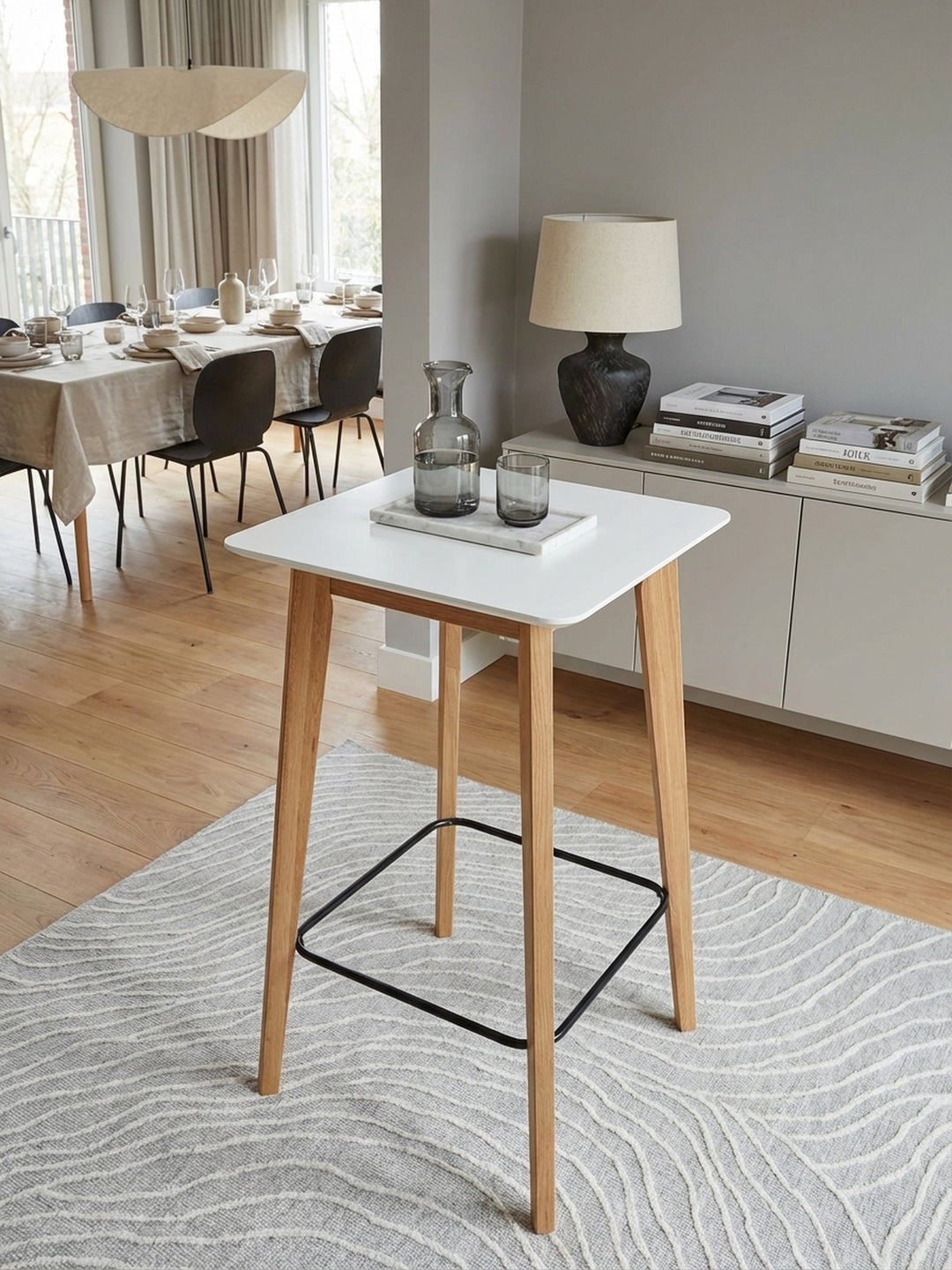 Hoher Bartisch im skandinavischen Design von oben, zeigt die quadratische 60x60 cm Tischplatte in Mattweiß und die Anordnung im Raum._