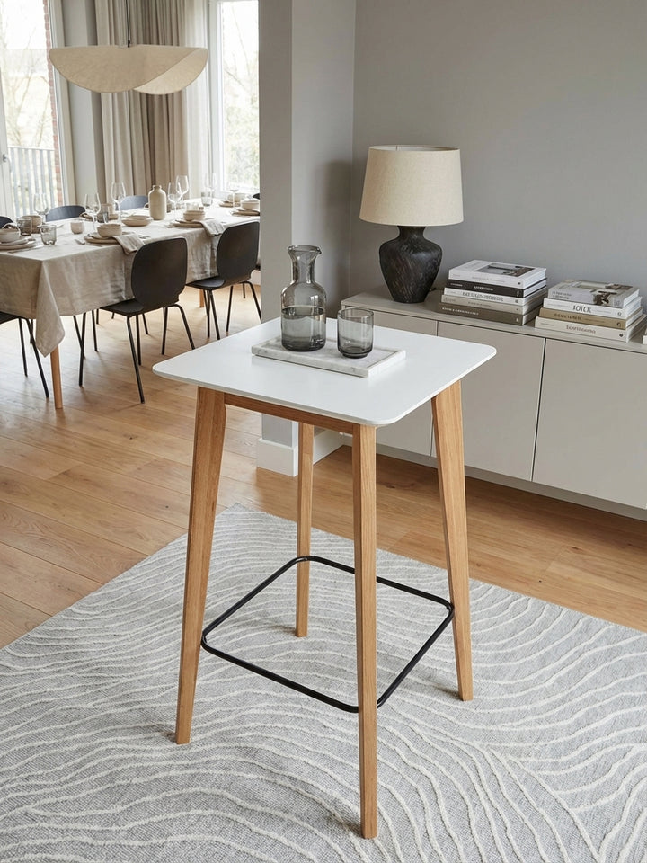 Hoher Bartisch im skandinavischen Design von oben, zeigt die quadratische 60x60 cm Tischplatte in Mattweiß und die Anordnung im Raum._
