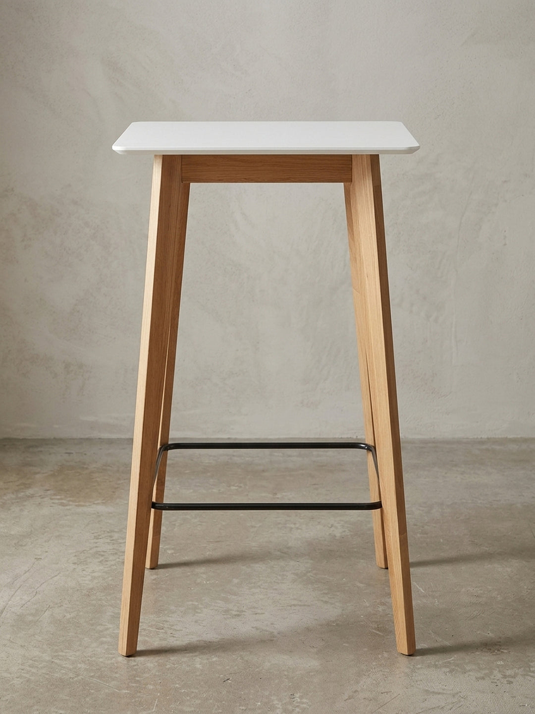 Seitenansicht des schmalen Hochtisches, zeigt die schlanke Silhouette und die Proportionen der 110 cm hohen Beine aus Echtholz Eiche._