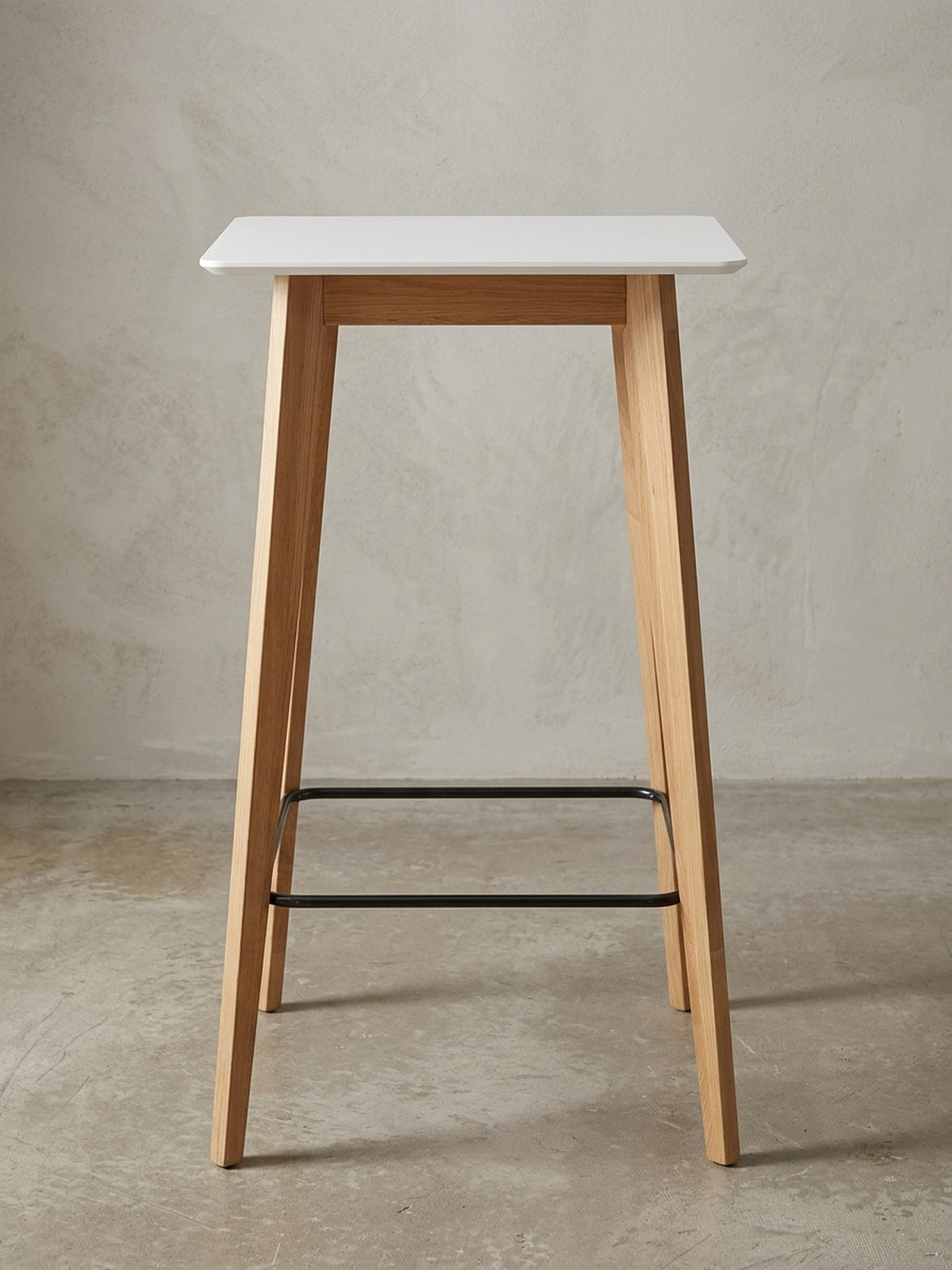 Seitenansicht des schmalen Hochtisches, zeigt die schlanke Silhouette und die Proportionen der 110 cm hohen Beine aus Echtholz Eiche.