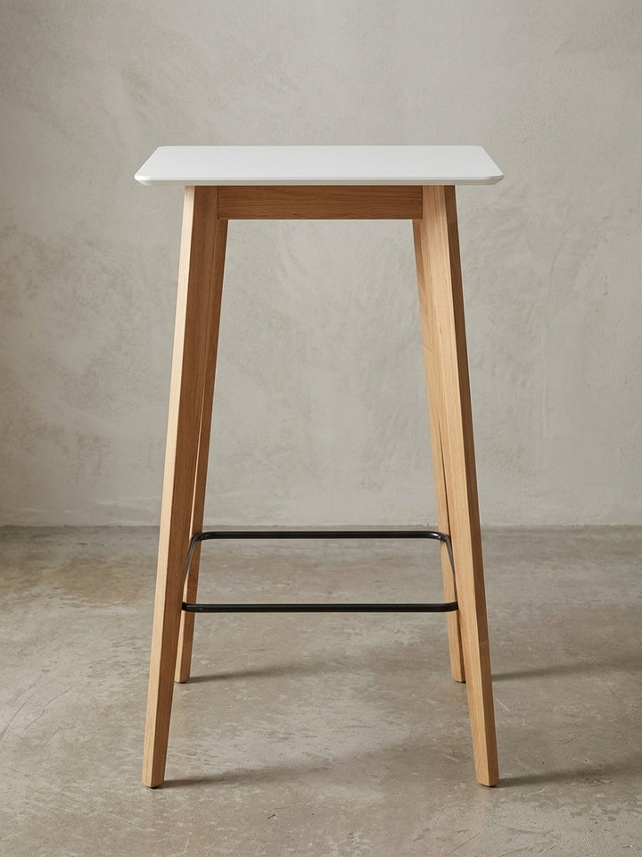Seitenansicht des schmalen Hochtisches, zeigt die schlanke Silhouette und die Proportionen der 110 cm hohen Beine aus Echtholz Eiche._