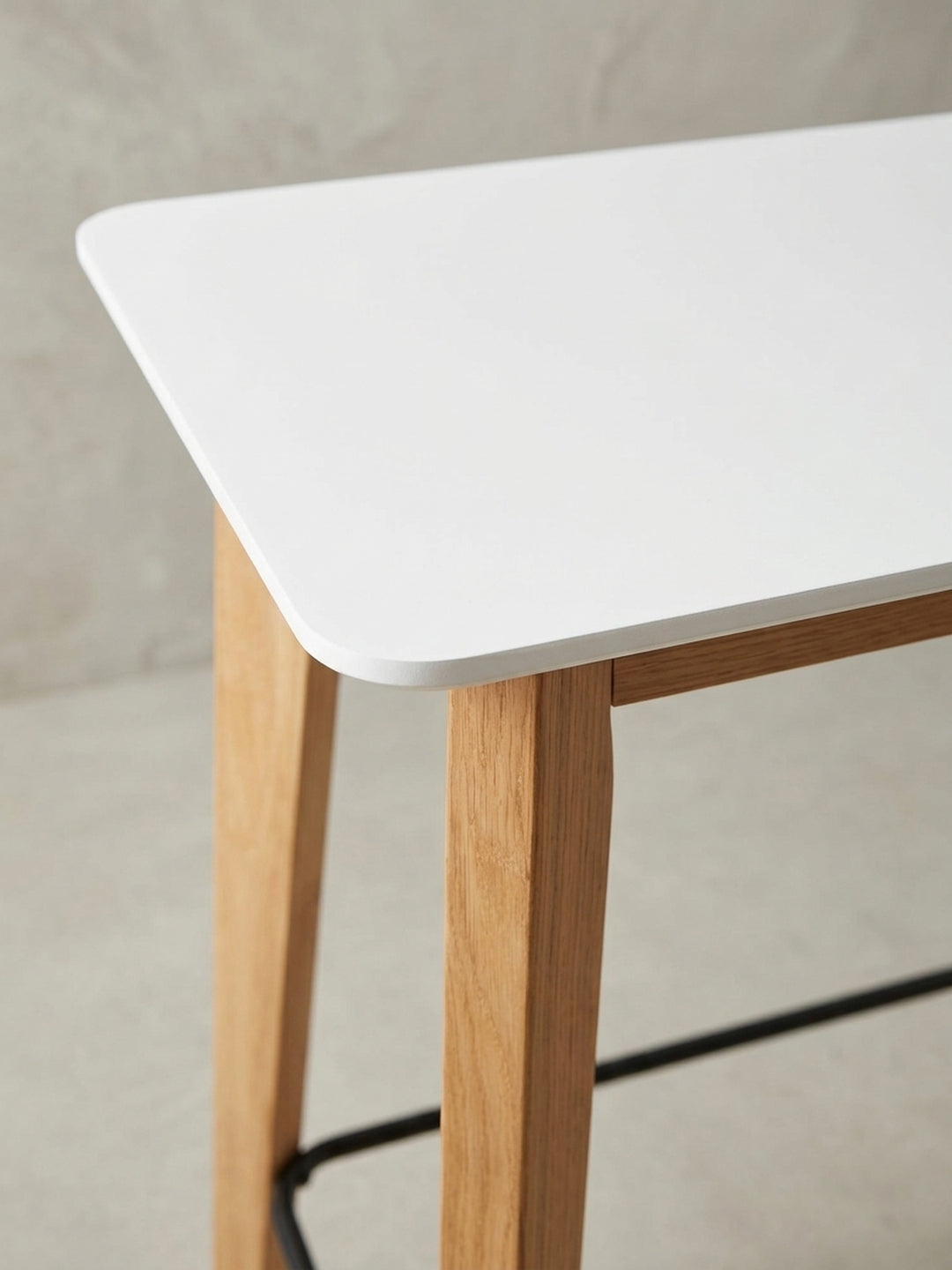 Quadratischer Bistrotisch mit Eichenbeinen und weißer Tischplatte, eine weitere Perspektive betont die klaren Linien und das zeitlose Design._