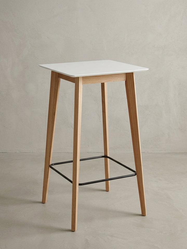 Freigestellter Bartisch 60x110x60 cm mit Beinen aus Eiche und weißer Platte, Frontalansicht des minimalistischen skandinavischen Designs._