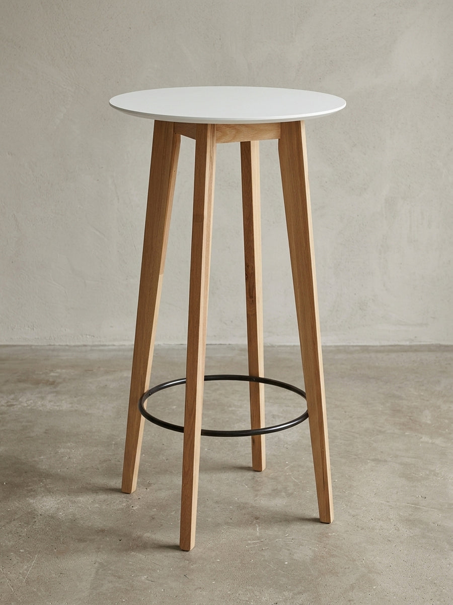 Skandinavischer Stehtisch mit runder, mattweißer Tischplatte und Beinen aus massivem Eichenholz, freigestellt vor weißem Hintergrund._