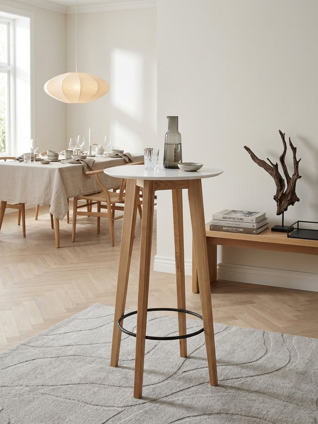 Moderner Stehtisch aus Eichenholz mit weißer Platte in einem hellen, skandinavisch eingerichteten Essbereich, ideal als Bartisch für die Küche._
