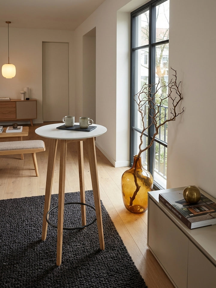 Runder Bartisch 60x110 cm von oben gesehen in einer Wohnküche, zeigt die kompakte Stellfläche und das minimalistische skandinavische Design._