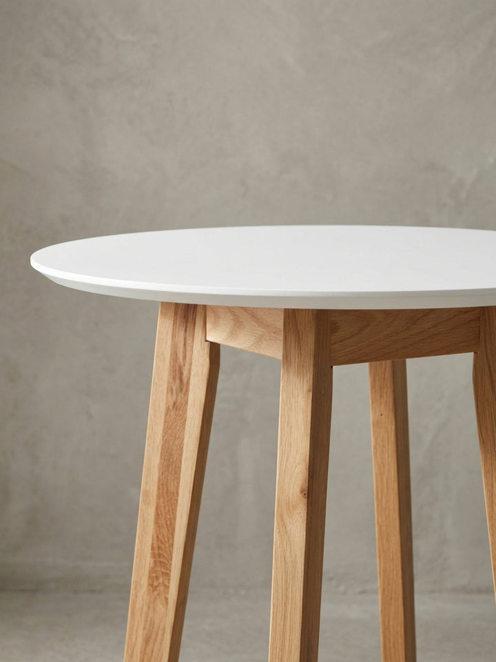 Hoher Bistrotisch für 4 Personen in einer alternativen Perspektive, die das harmonische Design und die klaren Linien des nordischen Stils verdeutlicht._