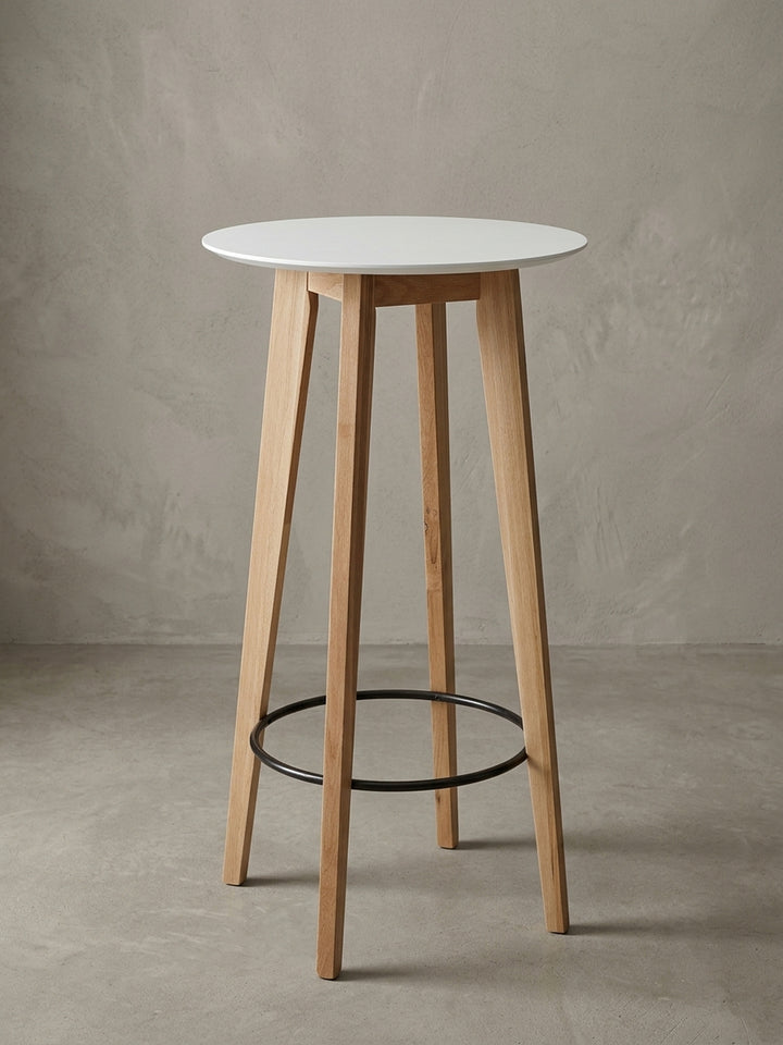 Gesamtübersicht des runden Stehtisches, der die Materialkombination aus lackiertem MDF, massivem Eichenholz und Metall im modernen Design präsentiert._