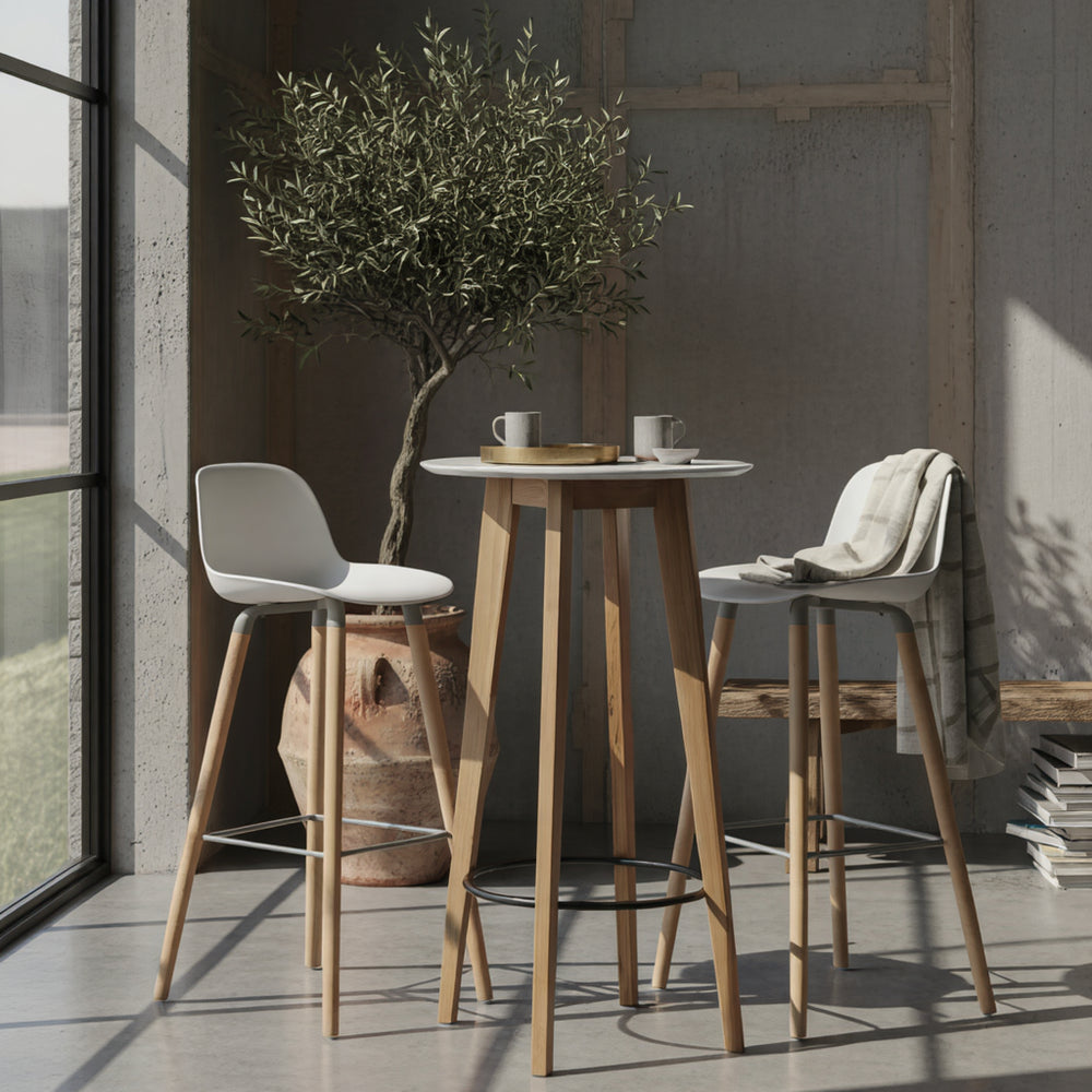 Skandinavischer Bartisch aus Eichenholz mit runder Tischplatte im modernen Interieur_