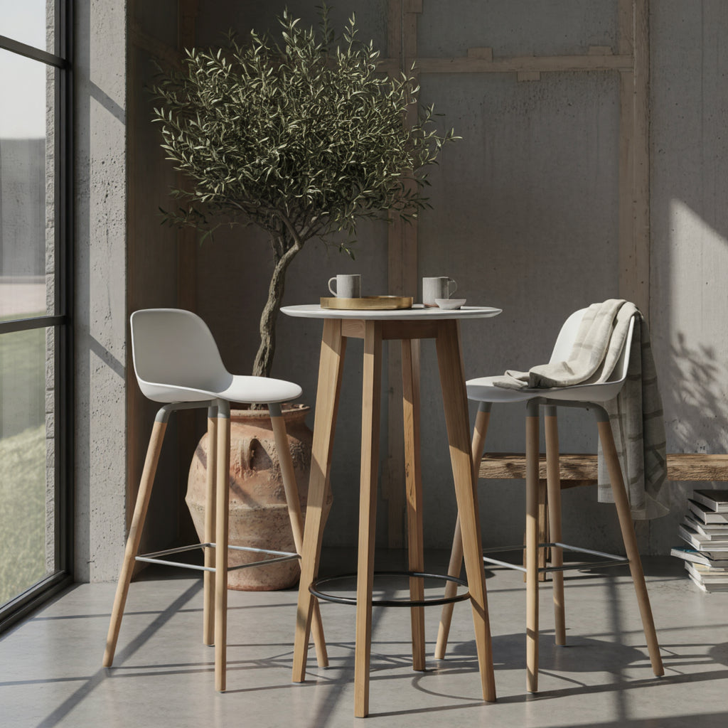 Skandinavischer Bartisch aus Eichenholz mit runder Tischplatte im modernen Interieur_