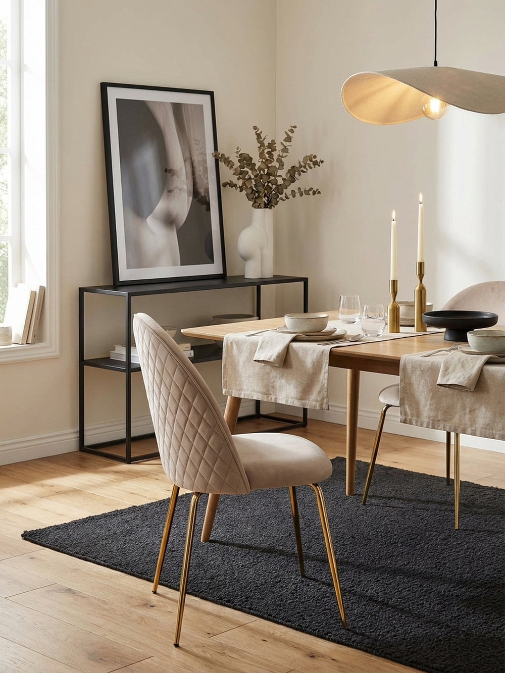 Draufsicht auf ein Esszimmer-Arrangement mit vier beigen Samtstühlen um einen runden Tisch, die das skandinavische Design betonen._