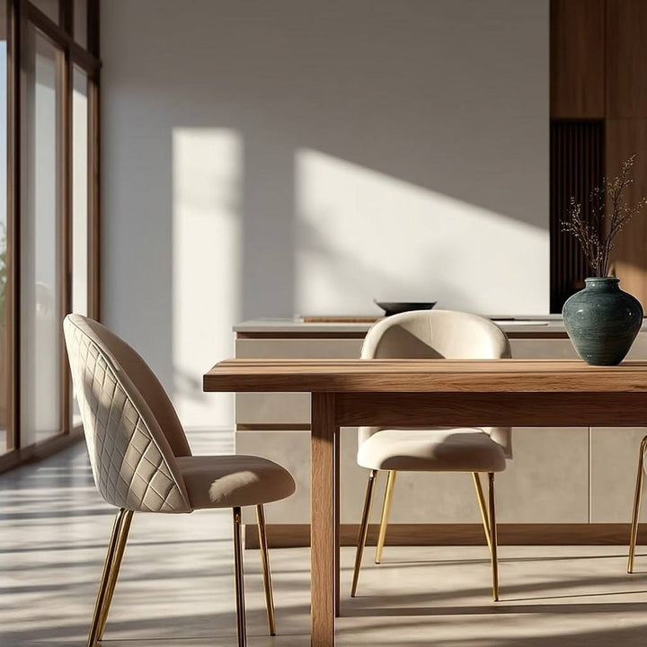 Polsterstuhl von Kadima Design mit gesteppter Rückenlehne und goldenen Beinen, neben Holztisch in modernem Essbereich_