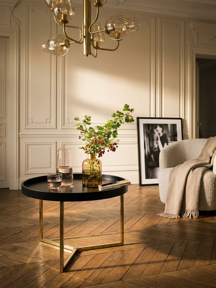 Matte schwarze Holzmaserung der lackierten Tulpenholz-Tischplatte im direkten Kontrast zum glänzenden Gold-Finish des filigranen Stahlgestells._