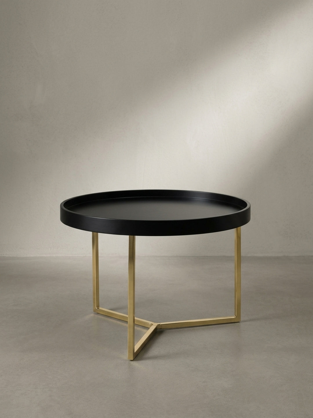 Minimalistischer Tabletttisch im modernen Art-Deco-Stil aus der seitlichen Perspektive mit deutlich sichtbarem hohen Rand der Holzplatte._