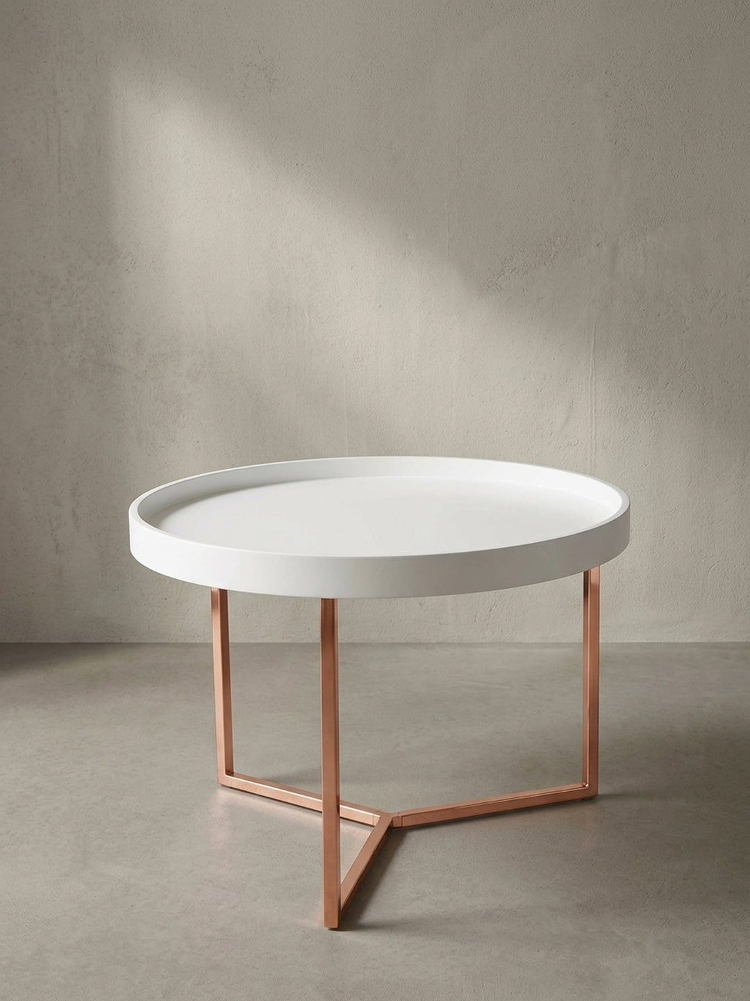 Runder Couchtisch 58x42 cm mit weißem Tablett und kupferfarbenem Dreibeingestell in Frontalansicht vor neutralem Hintergrund_