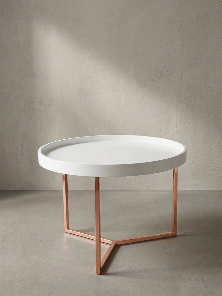 Runder Couchtisch 58x42 cm mit weißem Tablett und kupferfarbenem Dreibeingestell in Frontalansicht vor neutralem Hintergrund_