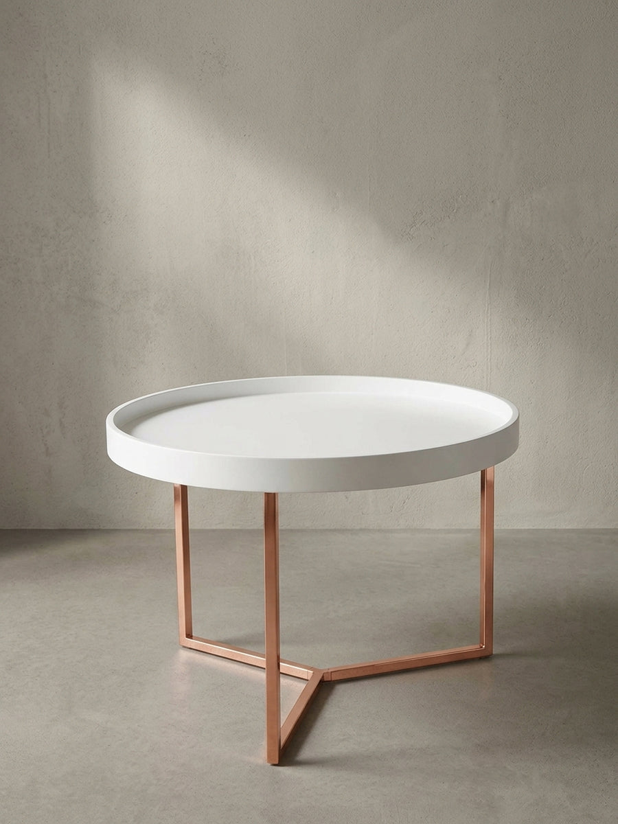 Runder Couchtisch 58x42 cm mit weißem Tablett und kupferfarbenem Dreibeingestell in Frontalansicht vor neutralem Hintergrund_