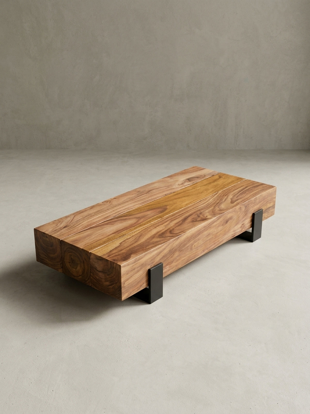 Alternative Perspektive des puristischen Holz Couchtisches. Die klare Formensprache und der natürliche Glanz des klarlackierten Sheesham Holzes betonen den organisch-modernen Charakter.