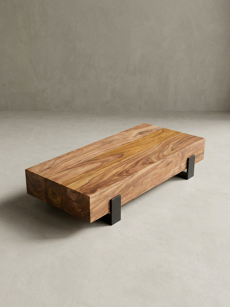 Alternative Perspektive des puristischen Holz Couchtisches. Die klare Formensprache und der natürliche Glanz des klarlackierten Sheesham Holzes betonen den organisch-modernen Charakter._