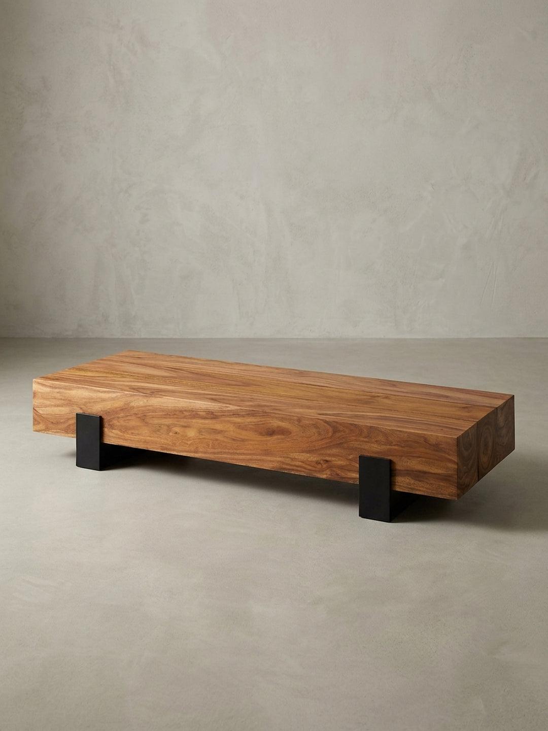 Moderner Couchtisch Frontansicht auf neutralem Grund. Der puristische 115cm breite Kaffeetisch aus echtem Sheeshamholz besticht durch seinen warmen Braunton und schlichtes Design._
