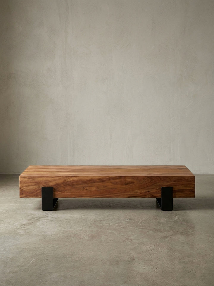 Technische Zeichnung des Massivholz Couchtisches mit exakten Maßen: Länge 115cm, Tiefe 44cm, Gesamthöhe 22cm, Tischplattenstärke 15cm und eine Bodenfreiheit von 7cm unter dem Tisch._