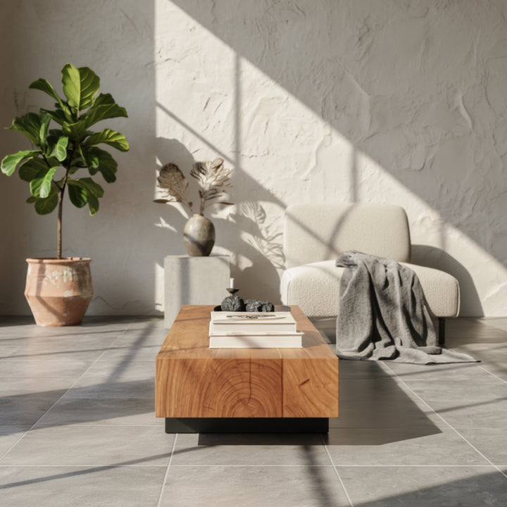 Design-Couchtisch aus Holz mit schwarzem Gestell in modernem Betonraum mit Sessel _