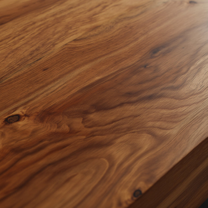 Detailaufnahme: Holzmaserung und Metallfuß des modernen Couchtischs auf Teppich _
