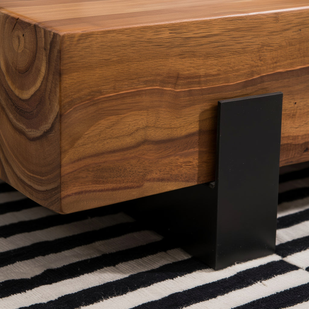 Detailansicht des Couchtischs aus Massivholz mit markanter Maserung und Metallfuß _